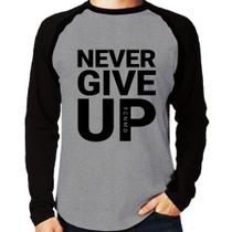 Camiseta Raglan Never give up Manga Longa - Foca na Moda