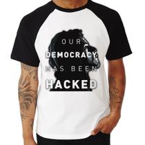Camiseta Raglan Our Democracy Has Been Hacked - Foca na Moda