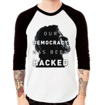 Camiseta Raglan Our Democracy Has Been Hacked Manga 3/4 - Foca na Moda