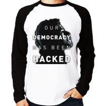 Camiseta Raglan Our Democracy Has Been Hacked Manga Longa - Foca na Moda