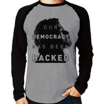 Camiseta Raglan Our Democracy Has Been Hacked Manga Longa - Foca na Moda