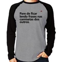 Camiseta Raglan Pare de ficar lendo frases nas camisetas dos outros Manga Longa - Foca na Moda