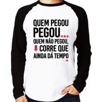 Camiseta Raglan Quem pegou, pegou Manga Longa - Foca na Moda