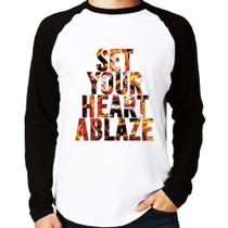 Camiseta Raglan Set your heart ablaze Manga Longa - Foca na Moda Camiseta Raglan Set your heart ablaze Manga Longa - Foca na Moda