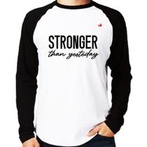 Camiseta Raglan Stronger than yesterday Manga Longa - Foca na Moda