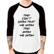 Camiseta Raglan They don't know that we know they know we know Manga 3/4 - Foca na Moda Camiseta Raglan They don't know that we know they know we know Manga 3/4 - Foca na Moda