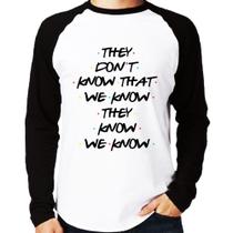 Camiseta Raglan They don't know that we know they know we know Manga Longa - Foca na Moda
