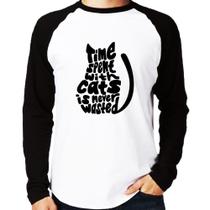 Camiseta Raglan Time spend with cats is never wasted Manga Longa - Foca na Moda