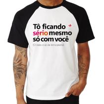 Camiseta Raglan Tô ficando sério mesmo só com você - Foca na Moda