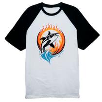 Camiseta Raglan Tubarao ataque elementos de fogo