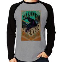 Camiseta Raglan Wakanda Forever Manga Longa - Foca na Moda Camiseta Raglan Wakanda Forever Manga Longa - Foca na Moda