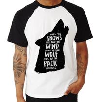 Camiseta Raglan When the snows fall and the white winds blow, the lone wolf dies, but the pack survives - Foca na Moda