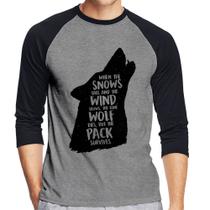 Camiseta Raglan When the snows fall and the white winds blow, the lone wolf dies, but the pack survives Manga 3/4 - Foca na Moda