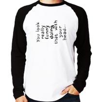 Camiseta Raglan You look really funny doing that with your head Manga Longa - Foca na Moda Camiseta Raglan You look really funny doing that with your head Manga Longa - Foca na Moda