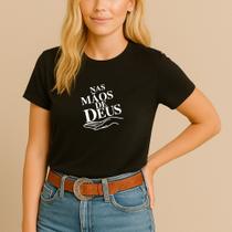 Camiseta Religiosa Estampa Nas Mãos de Deus Católica Jesus Nossa Senhora Fé Esperança Look Cristão Camiseta Religiosa Estampa Nas Mãos de Deus Católica Jesus Nossa Senhora Fé Esperança Look Cristão