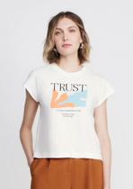 Camiseta Reta Decote Redondo Estampada OFF WHITHE DZARM/ TAM:M Camiseta Reta Decote Redondo Estampada OFF WHITHE DZARM/ TAM:M