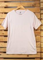 Camiseta rosa.