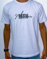 Camiseta slim 100% algodão na cor branca com linda estampa na fente nos tamanhos M, G e GG