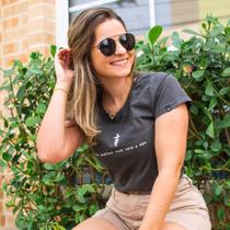 Camiseta T-shirt feminina de joelhos Camiseta T-shirt feminina de joelhos