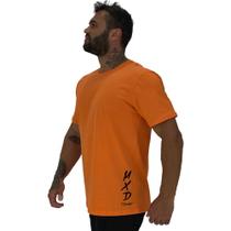 Camiseta Tradicional Masculina MXD Conceito Estampa Lateral Logo Vertical