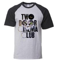 Camiseta Two Door Cinema ClubPLUS SIZE Camiseta Two Door Cinema ClubPLUS SIZE