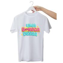 Camiseta Uma Boneca Dessa - 100% Algodão Unissex