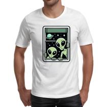 Camiseta Unissex Aliens na janela Camiseta Unissex Aliens na janela