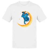Camiseta Unissex Astronauta skatista lua crescente