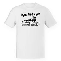 Camiseta Unissex Bebo até cair e depois continuo bebendo deitado Camiseta Unissex Bebo até cair e depois continuo bebendo deitado