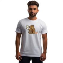 Camiseta Unissex Capivara tomando chimarrao