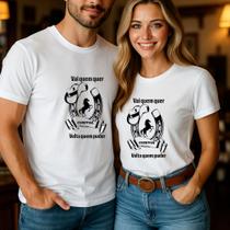 Camiseta Unissex Casal Estampa Comitiva Vai Quem Quer Faculdade Agronomia Agropecuária Universidade