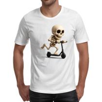 Camiseta Unissex Caveira Cute andando de patinete