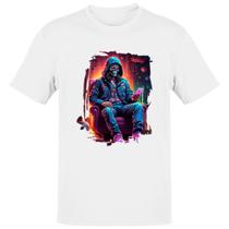 Camiseta Unissex Caveira neon no sofa