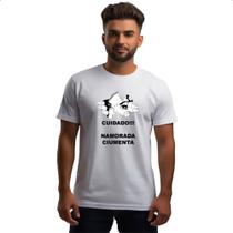 Camiseta Unissex Cuidado - Namorada ciumenta olhando