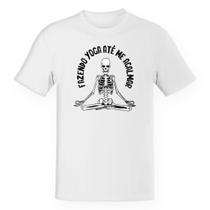 Camiseta Unissex Fazendo yoga até me acalmar