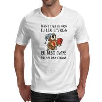 Camiseta Unissex Leio bebo cafe sei das coisas Camiseta Unissex Leio bebo cafe sei das coisas