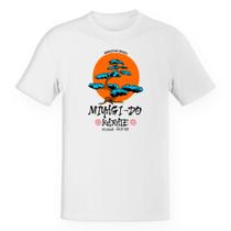 Camiseta Unissex Nariyoshi Miyagi - Miyagi-Do Camiseta Unissex Nariyoshi Miyagi - Miyagi-Do