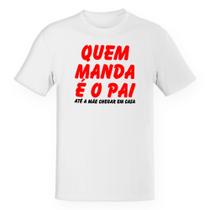 Camiseta Unissex Quem manda é o pai até a mãe chegar em casa