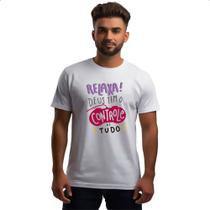 Camiseta Unissex Religioso relaxa Deus no controle