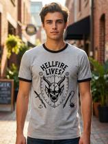 Camiseta Unissex Stranger Things Hellfire Lives Cinza-Preto