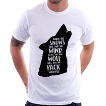 Camiseta When the snows fall and the white winds blow, the lone wolf dies, but the pack survives - Foca na Moda