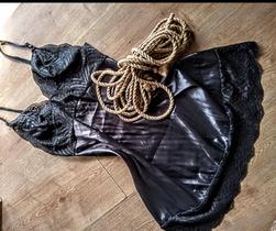 Camisola de cetim preto