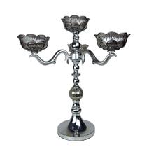 Candelabro Decorativo Prateado em Metal e Cristal para Mesa e Eventos 52,5x43x19cm