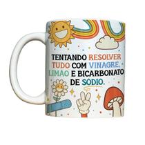 Caneca 325ml Vibes Tentando resolver tudo com vinagre, limão Caneca 325ml Vibes Tentando resolver tudo com vinagre, limão