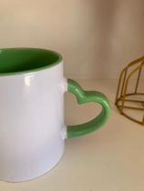 Caneca Alça Coração cores verde 380ml