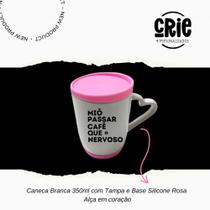 Caneca branca em cerâmica 350ml com tampa e base rosa em silicone e alça de coração Caneca branca em cerâmica 350ml com tampa e base rosa em silicone e alça de coração