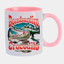 Caneca Branca Interna Rosa de Porcelana 325ml Bombardiro Bombardino Crocodilo Brainrot Meme Caneca Branca Interna Rosa de Porcelana 325ml Bombardiro Bombardino Crocodilo Brainrot Meme