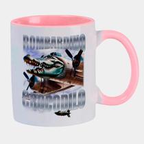 Caneca Branca Interna Rosa de Porcelana 325ml Bombardiro Crocodilo Brainrot Meme Caneca Branca Interna Rosa de Porcelana 325ml Bombardiro Crocodilo Brainrot Meme