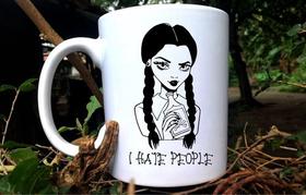 Caneca Branca Wandinha Addams 2