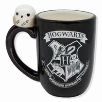 Caneca c/ Aplique 3d Edwiges Harry Potter Hogwarts licenciada Cor:Preta Caneca c/ Aplique 3d Edwiges Harry Potter Hogwarts licenciada Cor:Preta